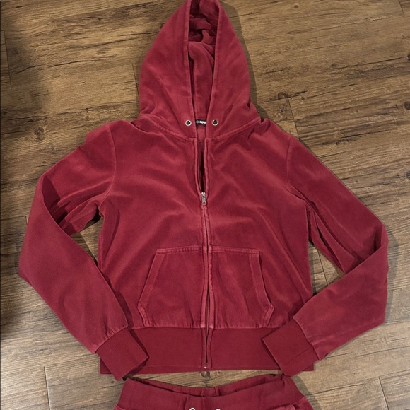 Red tracksuit - Picture 2 of 4